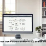 Espace de travail moderne avec ordinateur et notes sur le choix d'un nom de domaine.